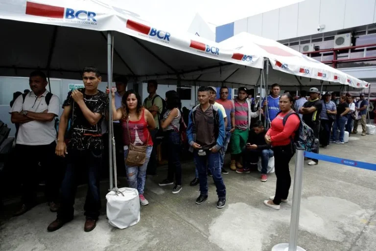 Costa Rica regularizará a miles de migrantes de Nicaragua, Cuba, Venezuela y Colombia