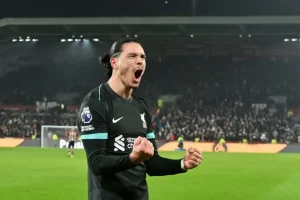 Darwin Núñez salva a un Liverpool que se aleja del Arsenal