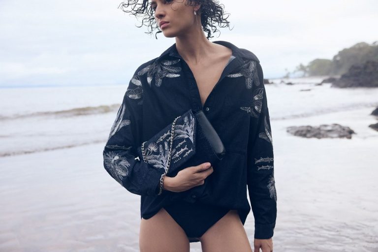 Denim bordado: una tendencia artesanal para exaltar la feminidad