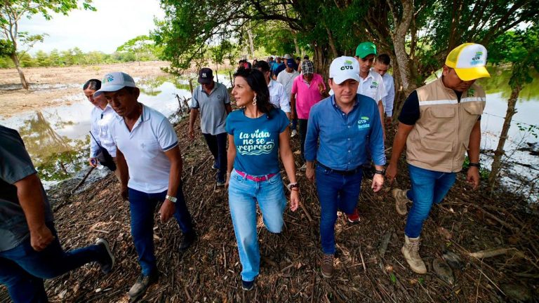 Derriban jarillones irregulares y reparten tierras a campesinos afectados por inundaciones en Córdoba