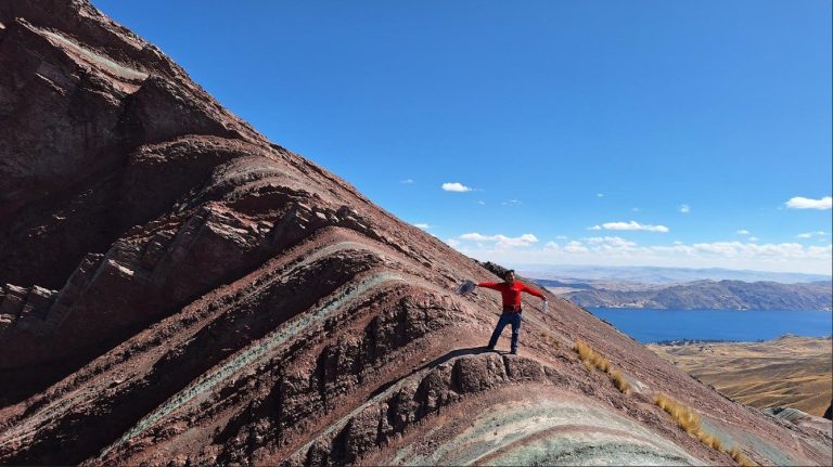 Descubre Pallay Punchu: nueva montaña arcoíris de Perú, tapiz sagrado de los Andes