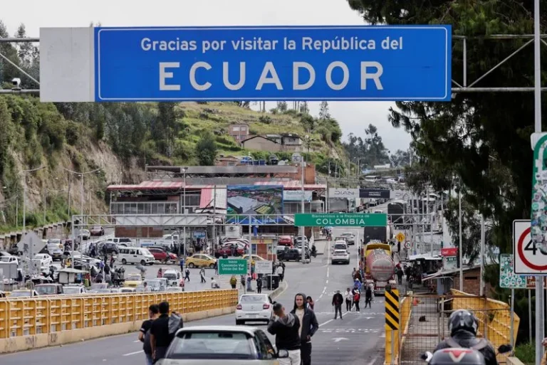 Ecuador anuncia aumento de aranceles al 100% a productos procedentes de Colombia