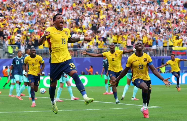 Ecuador hace la hazaña y vence a Alemania para seguir con vida en el Mundial