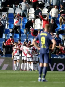 El Atlético es goleado por el Rayo y se olvida de la Liga