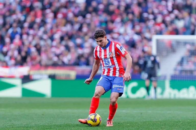 El Atlético gana y le arrebata la cima al Real Madrid en la liga