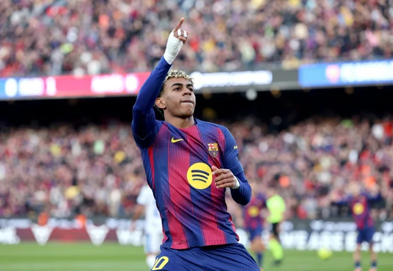 El Barça remonta ante el Alavés y vuelve a ser líder provisional