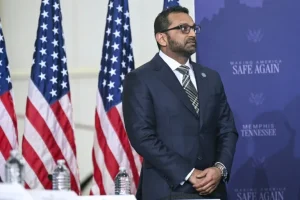 El director del FBI demanda por USD 250 millones a una revista de Estados Unidos