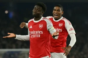 El líder Arsenal gana y amplía a siete puntos su ventaja sobre el City