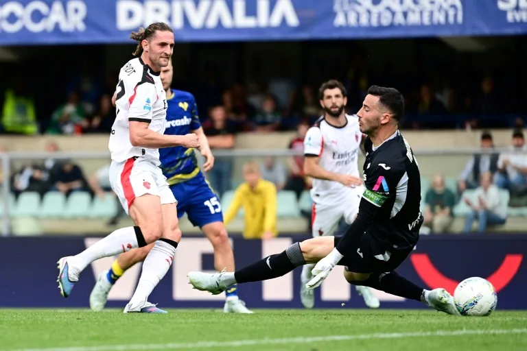 El Milan gana en Verona y prácticamente sella su billete para la Champions