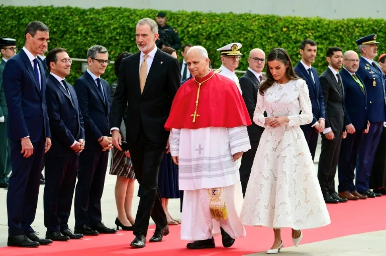 El papa pide acabar con las “narrativas divisivas” en su primer día en España