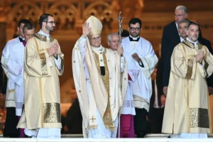 El papa toma posesión de su cátedra de obispo de Roma en la basílica de San Juan de Letrán