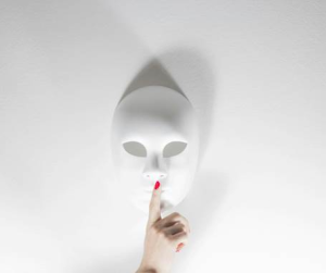 El poder del silencio: cuando hablar resta, y callar comunica