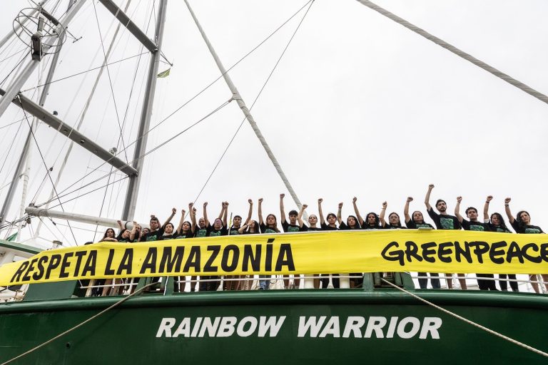 El Rainbow Warrior zarpa dejando un llamado urgente: respetar la Amazonía es proteger el planeta