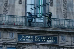 El robo del museo del Louvre en París será llevado a la pantalla
