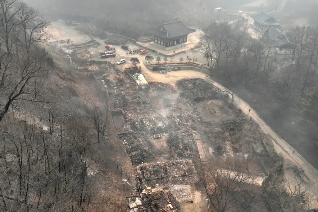 El templo Gounsa, de siglos de antigüedad, queda en ruinas por incendios