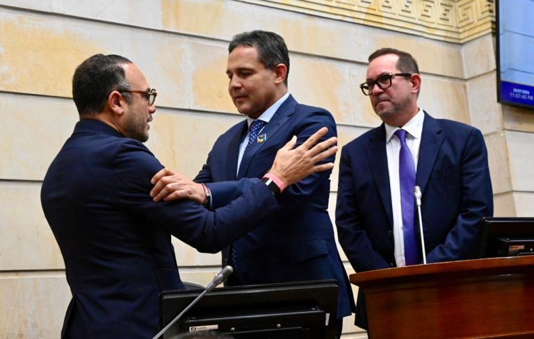 Entre Deluque y Henríquez, un abrazo por la unidad legislativa