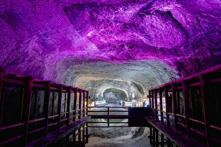 Entre espejos de sal y luz: una experiencia subterránea que deslumbra a miles