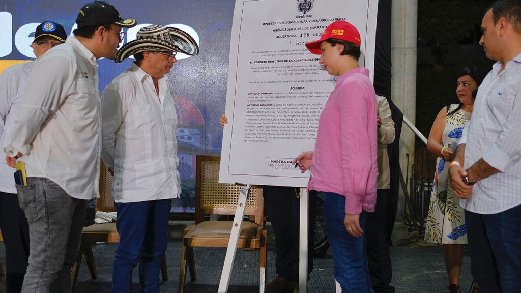 Entregan 141 nuevos títulos de predios a campesinos en Ciénaga de Oro, Córdoba