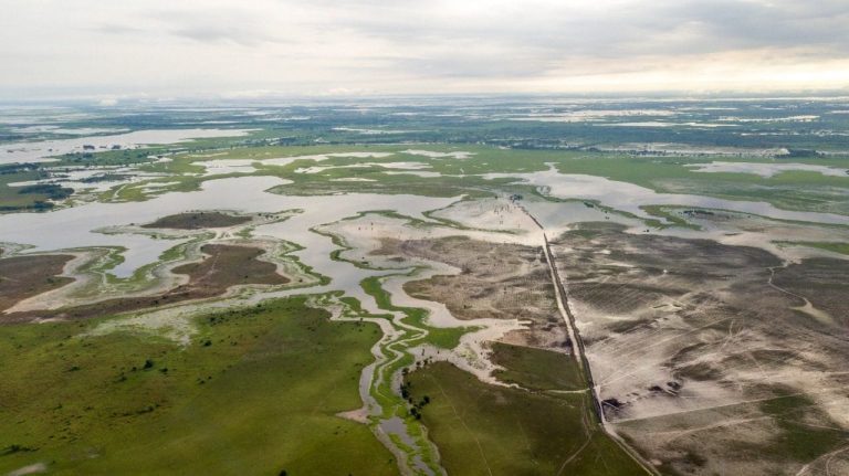 Entregan compensaciones a familias afectadas por obra en La Mojana