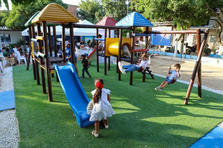 Entregan parque infantil en el Líbano 2000 de Santa Marta