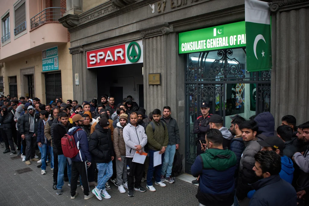 España pone en marcha plan para regularizar a miles de inmigrantes