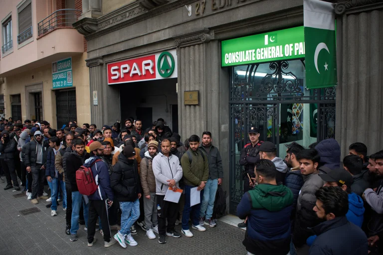 España pone en marcha plan para regularizar a miles de inmigrantes