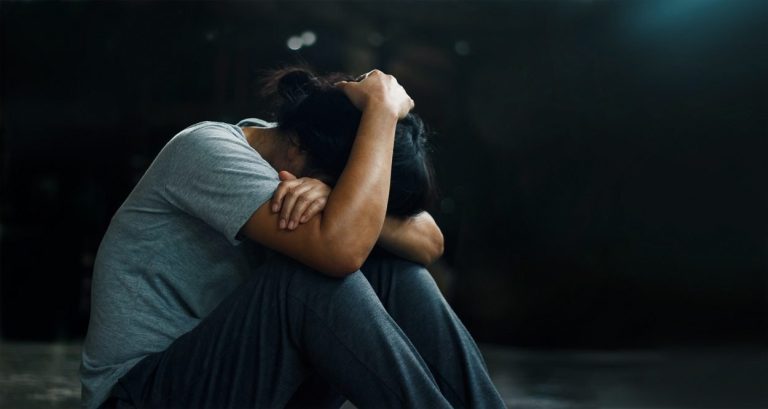 Estrés académico aumenta riesgo de depresión e ideación suicida en universitarios 