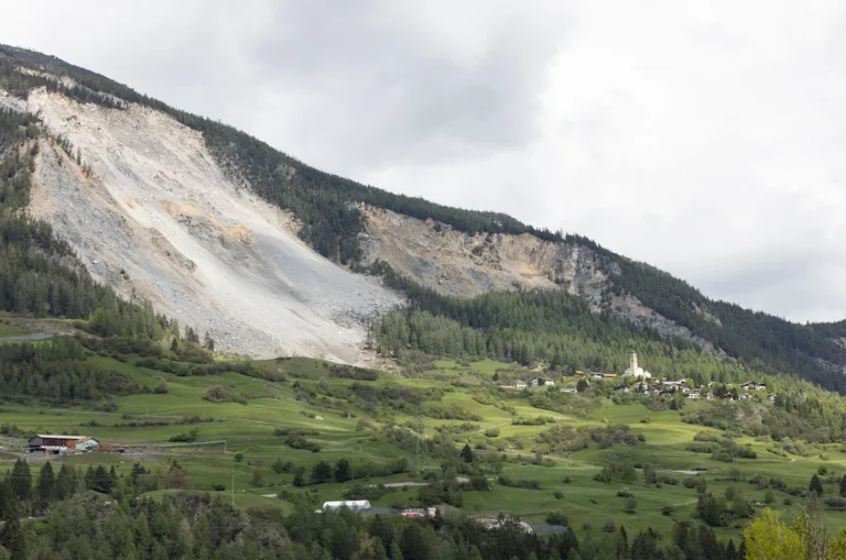 Evacúan un pueblo suizo por amenaza de deslizamiento de rocas