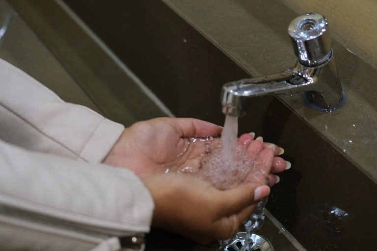 Fijan criterios obligatorios para ahorro de agua y energía