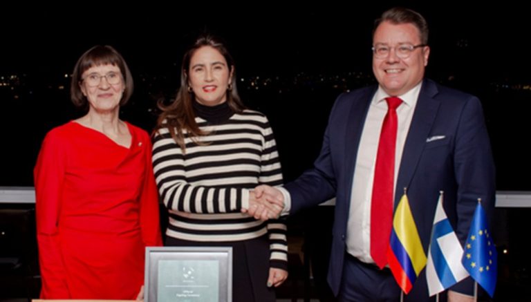 Firmado acuerdo para que el Buckingham School aplique en el país el modelo HEI School de Finlandia