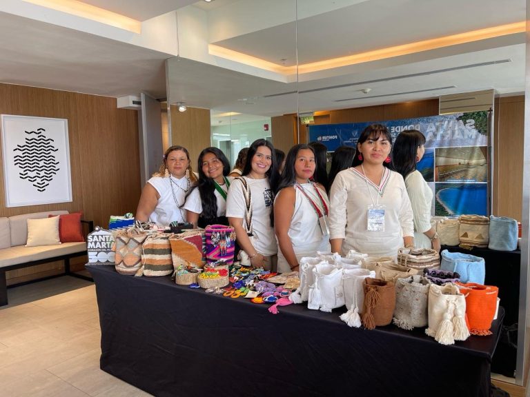 Fortalecen ingresos y visibilidad de mujeres tejedoras de la Sierra Nevada de Santa Marta