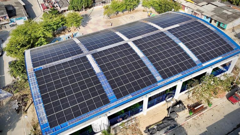 Gobierno nacional entregó canchas solares que benefician a 200 familias en Barranquilla