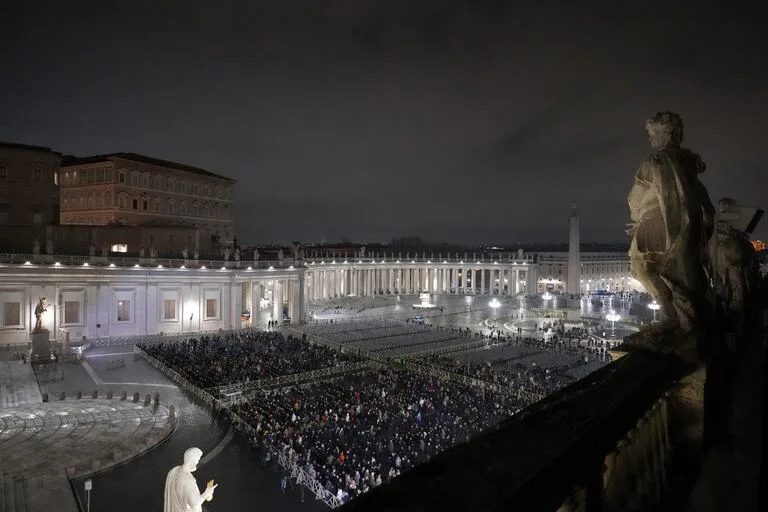 Gran movilización y un emotivo rosario por salud del Papa en la Plaza San Pedro