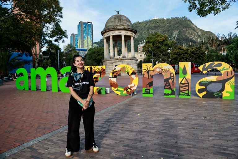 Greenpeace instala en Bogotá las letras ‘AMAZONÍA’, en su defensa
