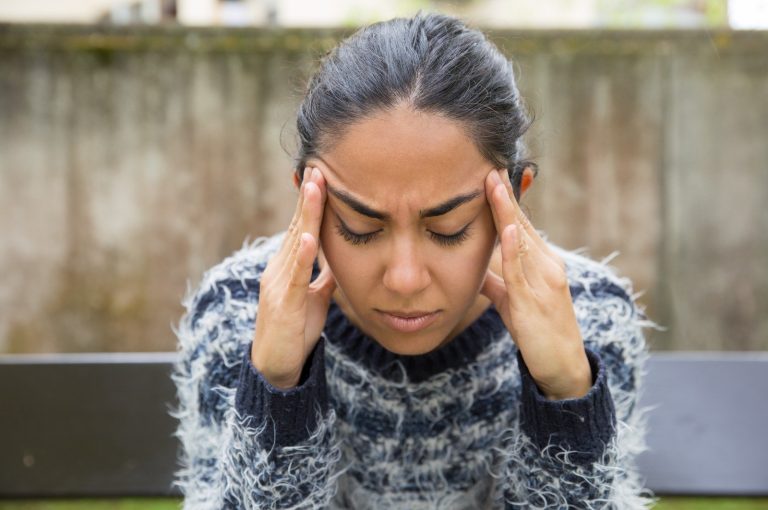 Hasta el 80% de las personas con migraña también vive con ansiedad o depresión en Colombia