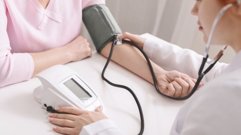 Hipertensión en la mujer: cómo prevenir el principal riesgo silencioso para el corazón