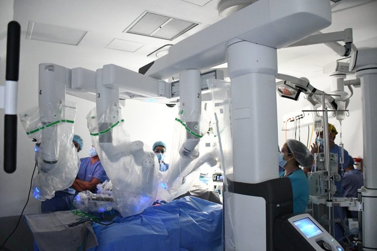 Hito en la medicina nacional: revolución de la precisión supera las 200 cirugías robóticas en tiempo récord