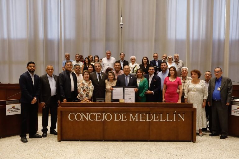 Homenaje del Concejo de Medellín al exministro Amylkar Acosta Medina