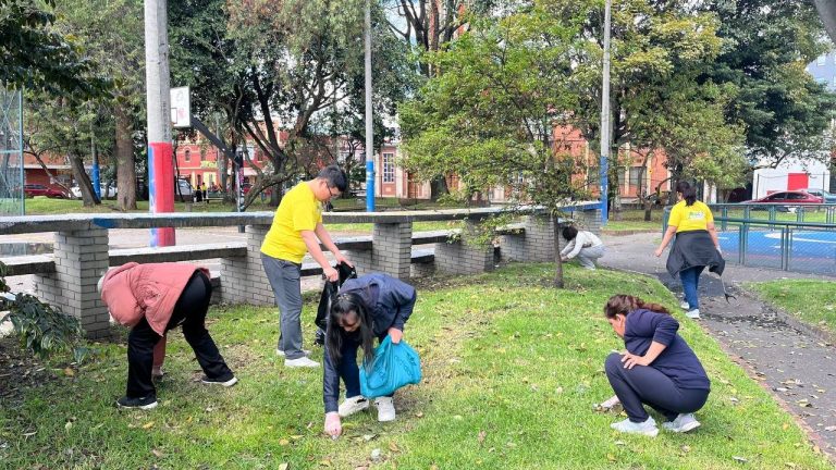 Iglesia de Shincheonji lidera la limpieza del barrio Santa Mónica de Bogotá