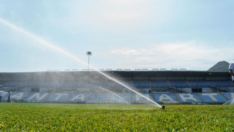 Inicia intervención del gramado del Estadio Sierra Nevada