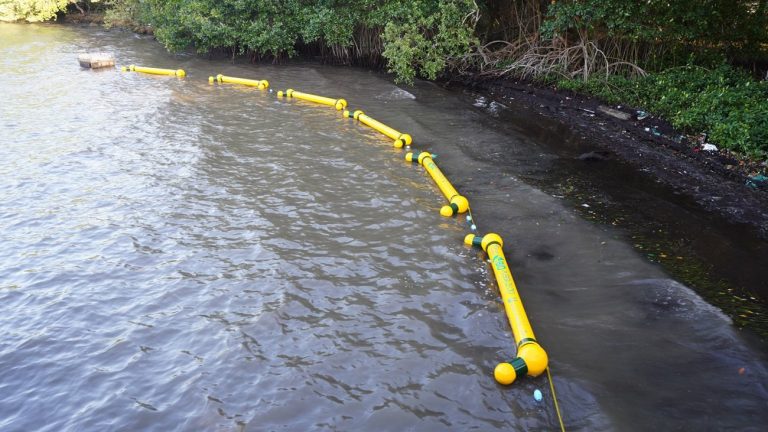 Instalan retenedores flotantes para proteger el manglar de la ciénaga de Mallorquín