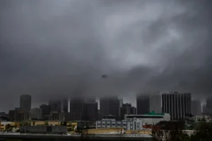 Intensas lluvias e inundaciones repentinas golpean a California