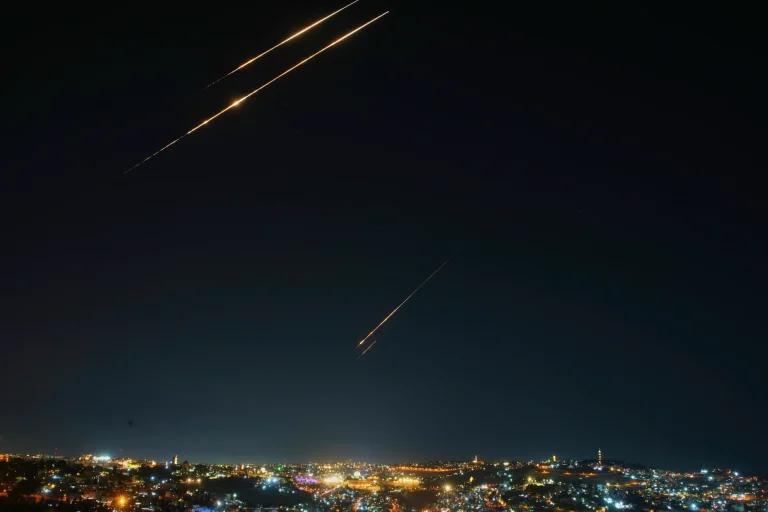 Irán e Israel reportan nueva ola de ataques con misiles