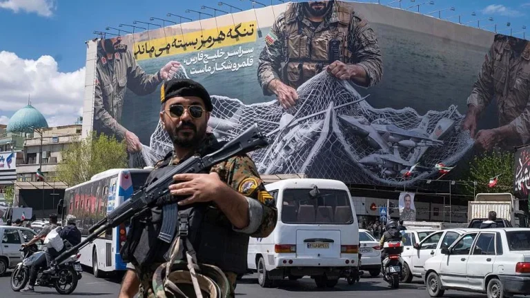 Irán vuelve a cerrar el estrecho de Ormuz tras acusar a EE.UU. de hacer “piratería” con su bloqueo naval