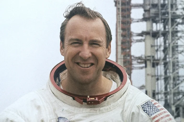 James Lovell, líder de la misión lunar Apolo 13, muere a los 97 años