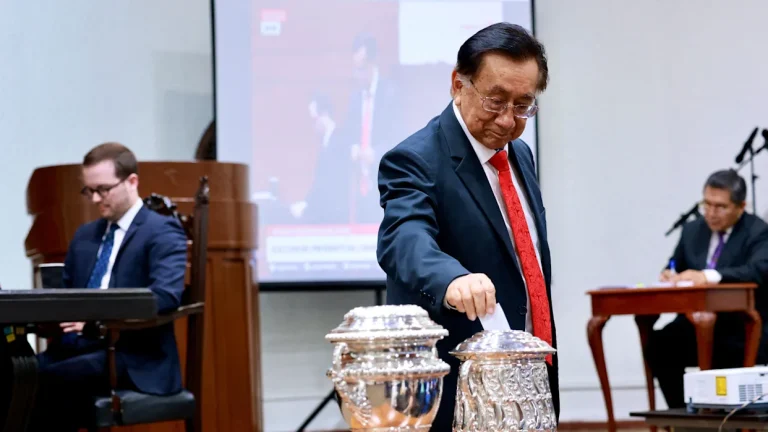 José María Balcázar es elegido presidente interino de Perú