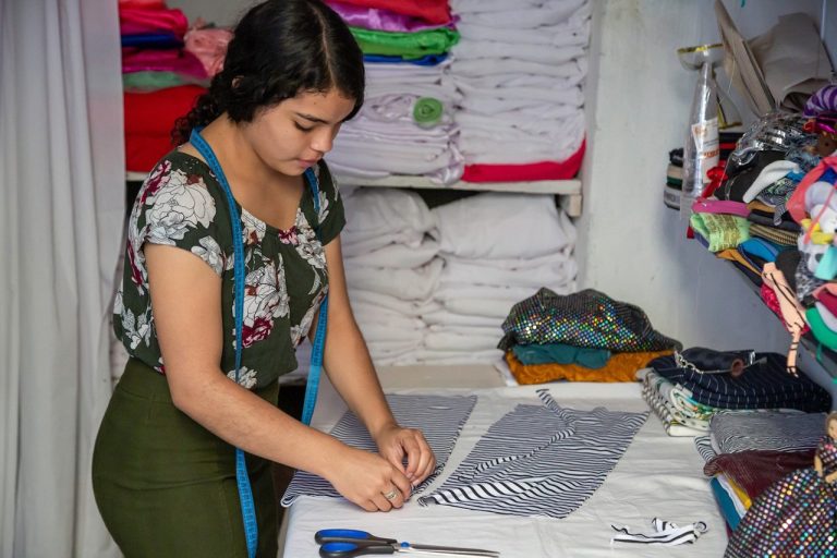 Joven de Dabeiba (Antioquia) diseña sueños de paz, gracias a la oportunidad que tuvo de estudiar