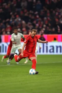 Kane sentencia al Werder Bremen de penal y el Bayern se dispara en la tabla