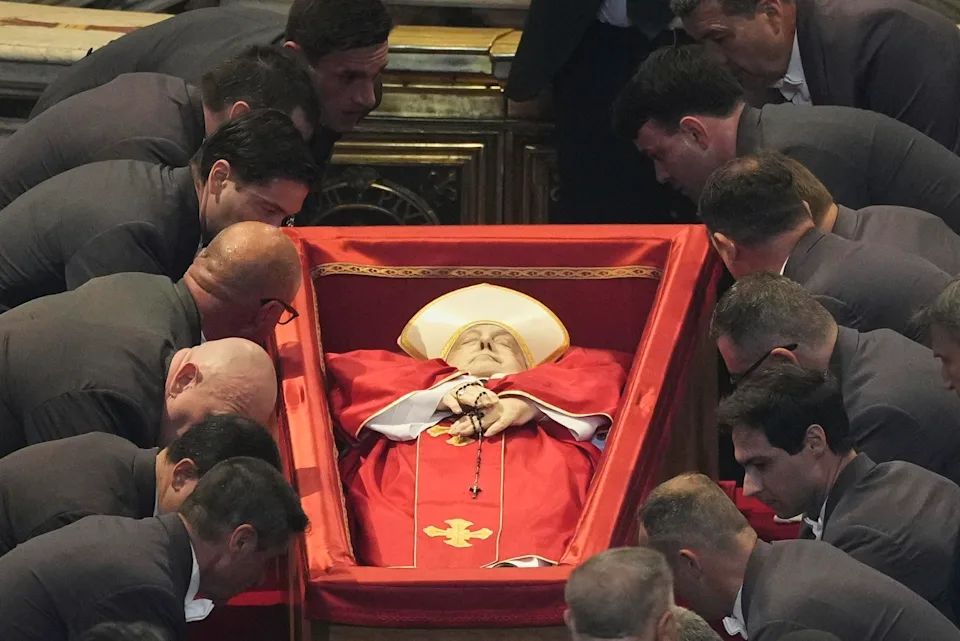 La basílica de San Pedro abre sus puertas para que los católicos se despidan del papa Francisco