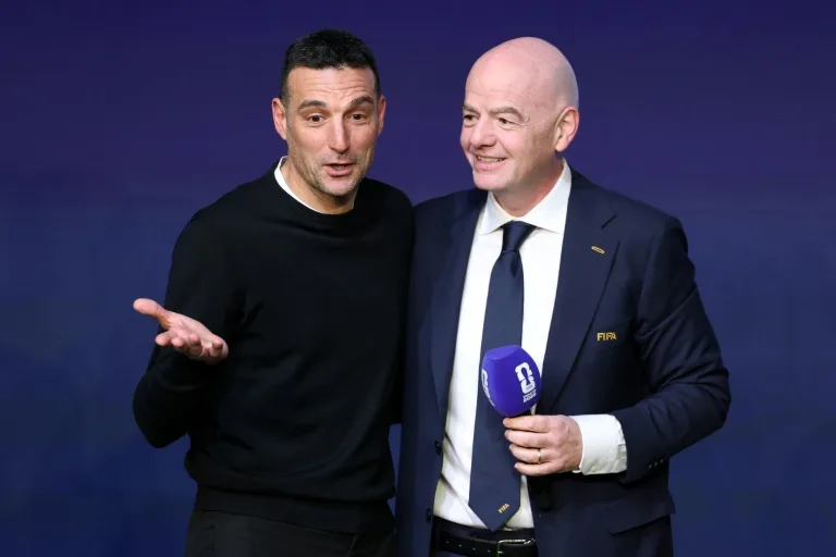 La FIFA se disculpa con Scaloni por no dejarle tocar el trofeo del Mundial